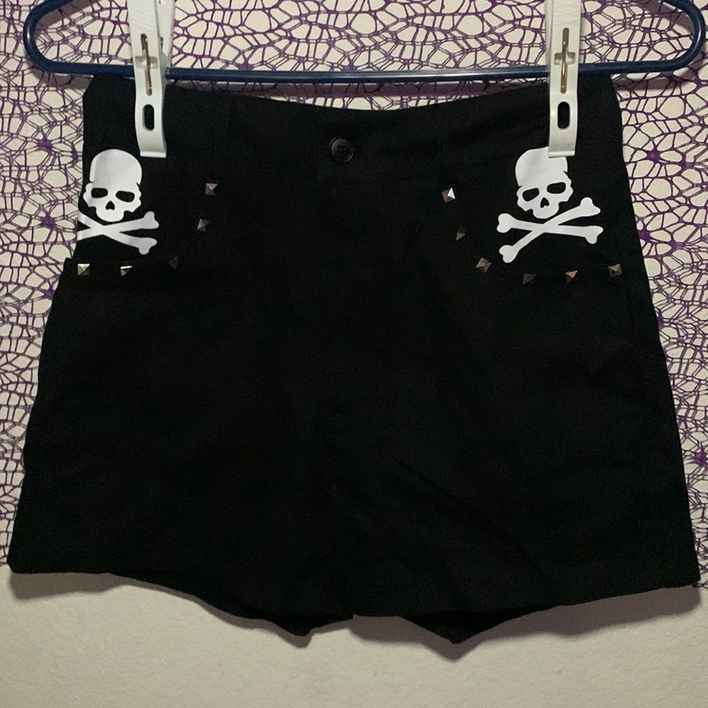 Romwe punk rock skull print studded shorts